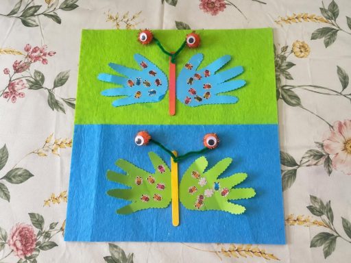 Des petites mains qui deviennent papillons 🦋 Deux papillons réalisés avec des empreintes de mains, des bâtonnets et des yeux mobiles