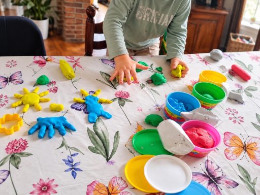 Création en pâte à modeler 🌈 Enfant en train de créer avec de la pâte à modeler colorée