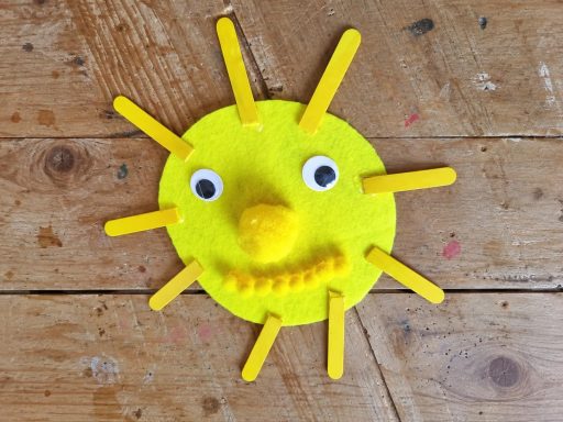 Une création pleine de soleil ☀️ Soleil jaune réalisé avec de la feutrine, des bâtonnets et des yeux mobiles