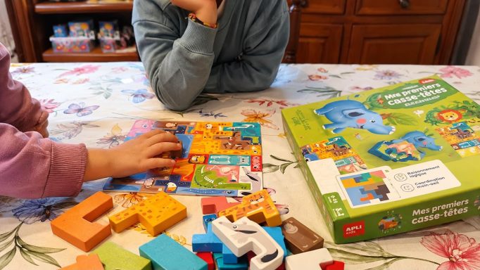 On réfléchit en s’amusant 🧩 Enfants en train de jouer avec un casse-tête éducatif sur les animaux