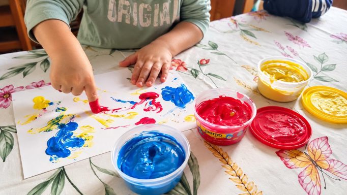 De la peinture plein les doigts 🎨 Enfant en train de peindre avec les doigts en rouge, bleu et jaune