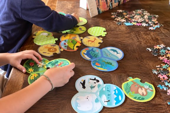 Un moment de jeu et de découverte 🧩 Enfants en train d’assembler un puzzle sur les animaux et la nature