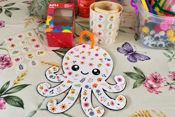 Une pieuvre fleurie pleine de couleurs 🐙🌸 Pieuvre en papier décorée avec des stickers fleuris et du matériel créatif